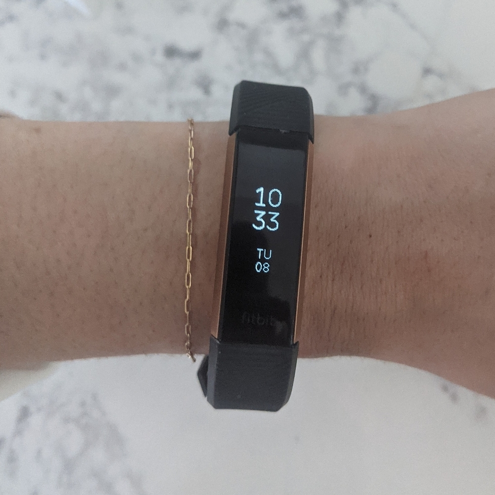 Fitbit Alta HR gold with small band and charger
